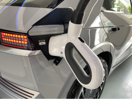 전기차를 충전하는 모습. 디지털타임스 DB